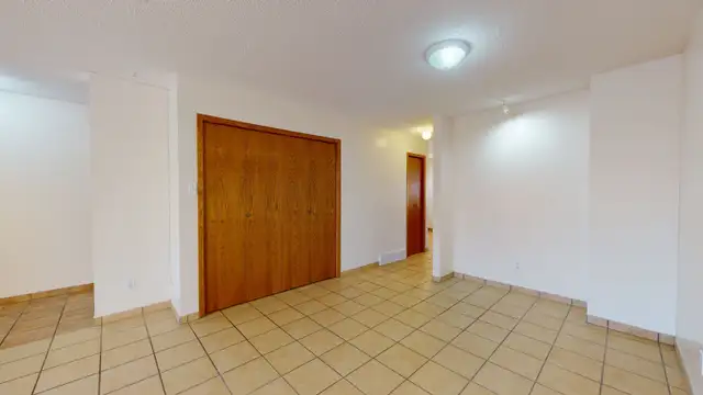 #442 - 3 Bedroom Duplex with garage $1700 Available June 1st - Photo 4