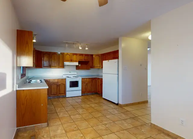 #442 - 3 Bedroom Duplex with garage $1700 Available June 1st - Photo 5