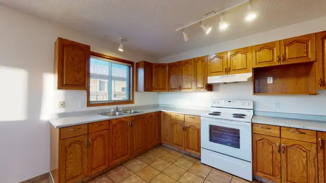 #442 - 3 Bedroom Duplex with garage $1700 Available June 1st - Photo 6