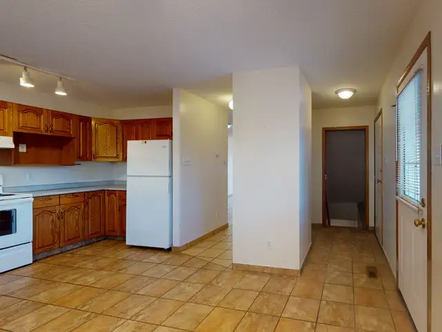 #442 - 3 Bedroom Duplex with garage $1700 Available June 1st - Photo 7