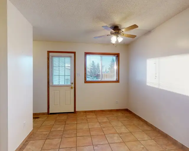 #442 - 3 Bedroom Duplex with garage $1700 Available June 1st - Photo 8