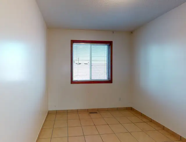 #442 - 3 Bedroom Duplex with garage $1700 Available June 1st - Photo 9
