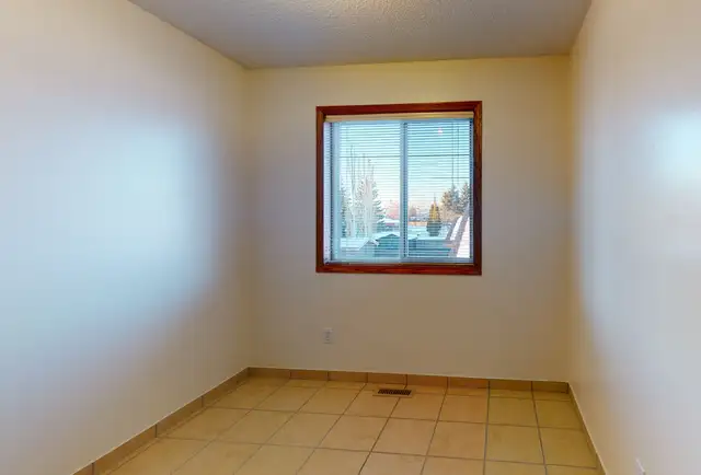 #442 - 3 Bedroom Duplex with garage $1700 Available June 1st - Photo 11