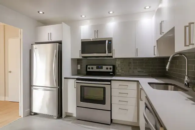 renovated 2bed,2baths for rent, July 1, Westmount adj - ID 990