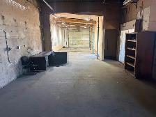 1500 SF, centrally located, garage bay for all-inclusive rent! - Photo 2