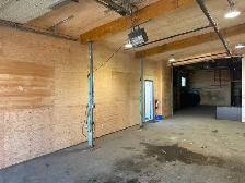 1500 SF, centrally located, garage bay for all-inclusive rent! - Photo 3
