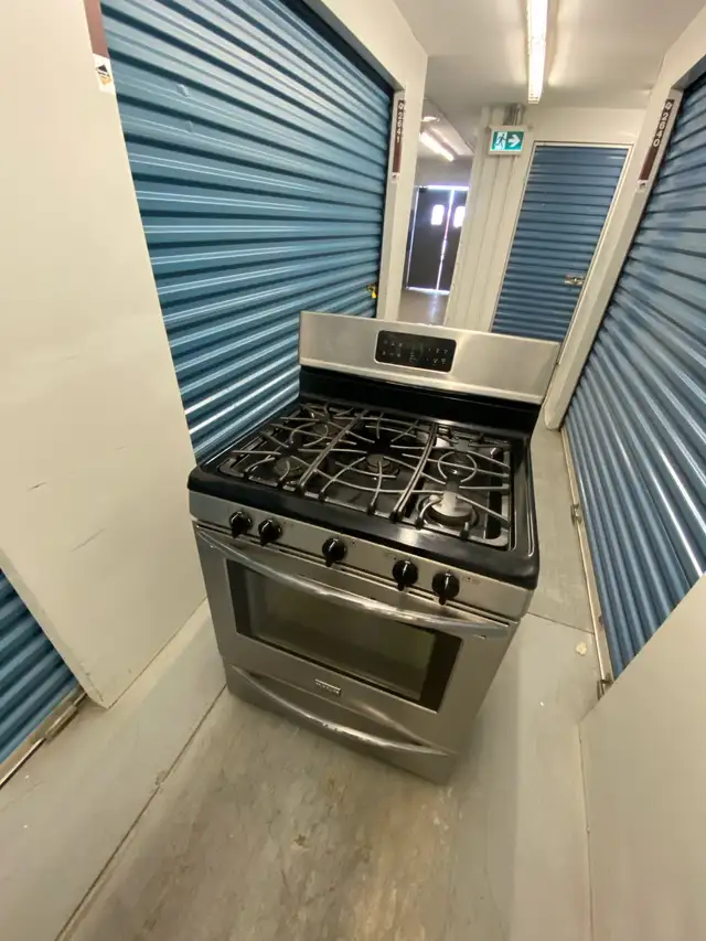 STAINLESS STEEL GAS RANGE - Photo 3