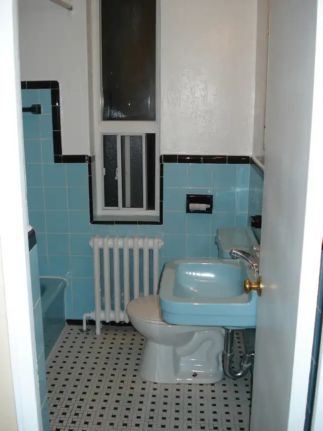 Queensway & Parklawn - 1 & 2 - Spacious B/R Apartments - Photo 2