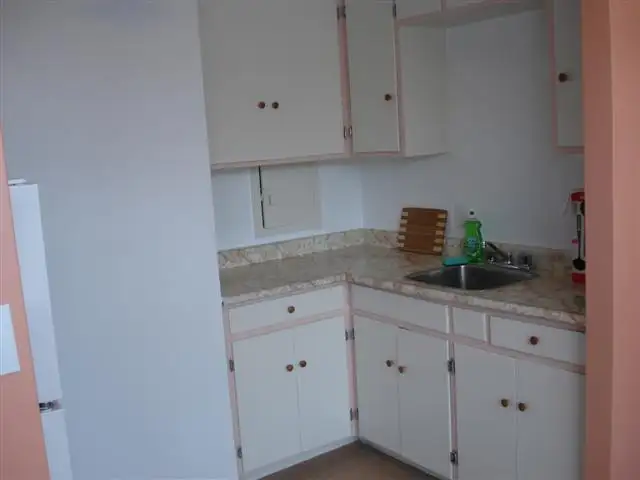 Queensway & Parklawn - 1 & 2 - Spacious B/R Apartments - Photo 6