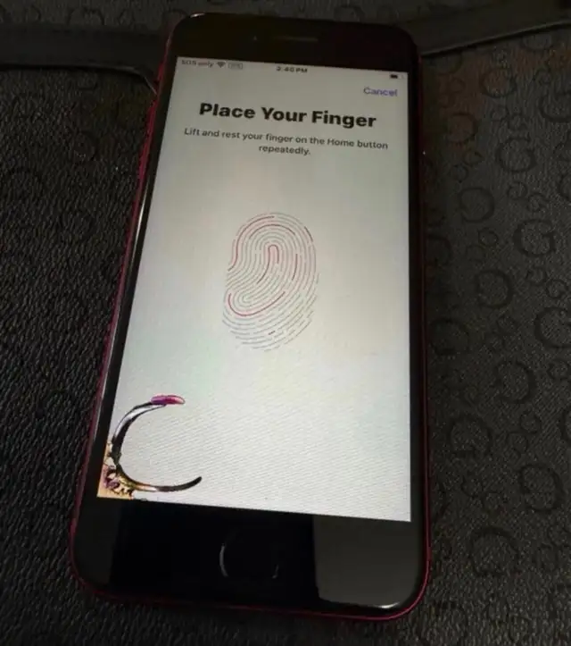 Apple iPhone SE Red - Photo 3