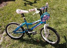 Trois vélos pour enfants en bon état