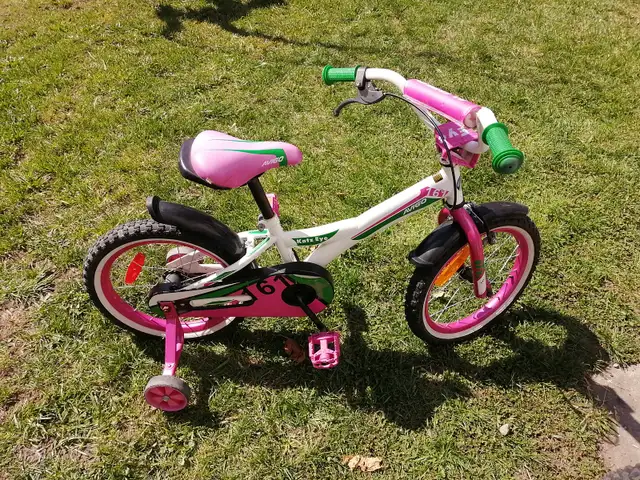 Trois vélos pour enfants en bon état - Photo 2