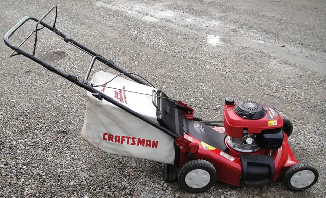 CRAFTSMAN SELF PROPELLED GAS LAWNMOWER - Photo 2