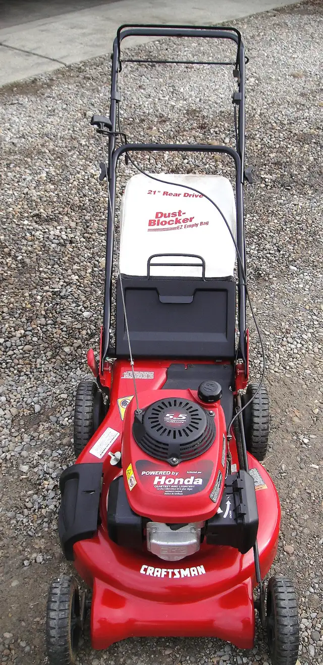 CRAFTSMAN SELF PROPELLED GAS LAWNMOWER - Photo 3