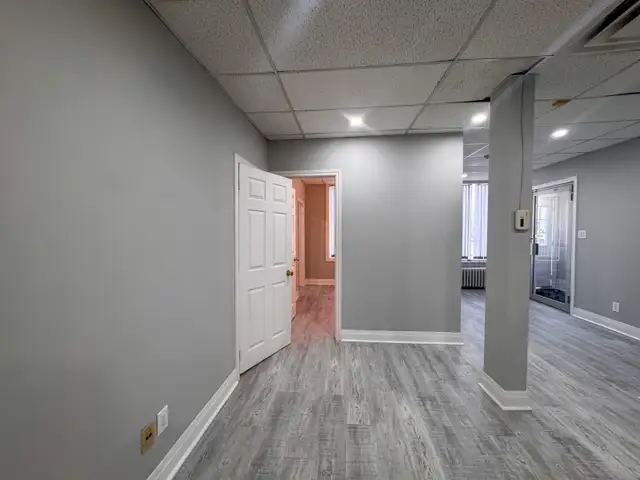 AFFORDABLE MAIN-FLOOR OFFICE/STUDIO IN A HIGH-TRAFFIC AREA