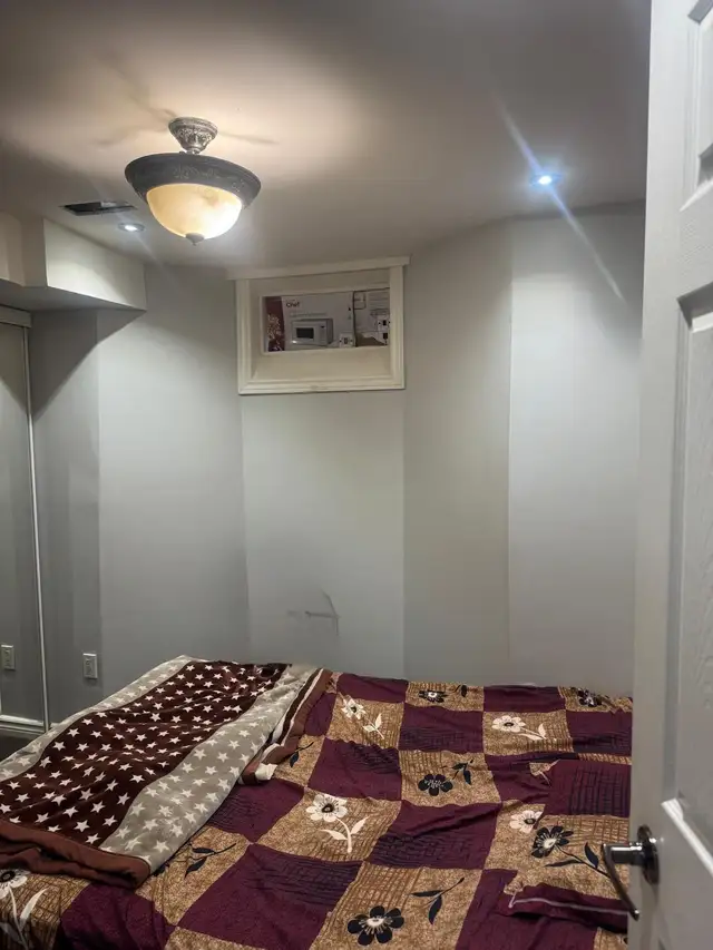 2 Bedroom Basement Apartment - Photo 4