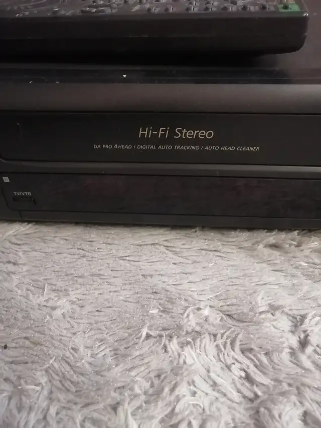Sony Hi-Fi stereo VHS player with remote - Photo 2