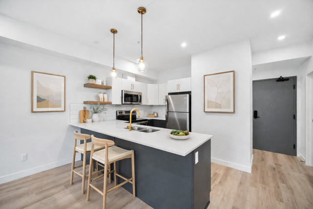 LUXURY 2 Bedroom Apartment! With Fitness Centre!
