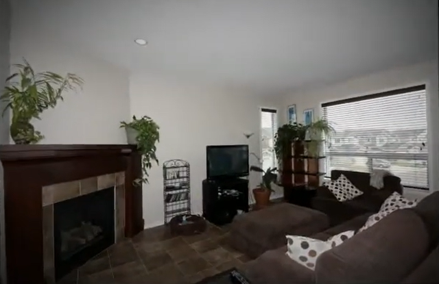 Rent: Semi-Detached Walkout Home in New Brighton , - Photo 4
