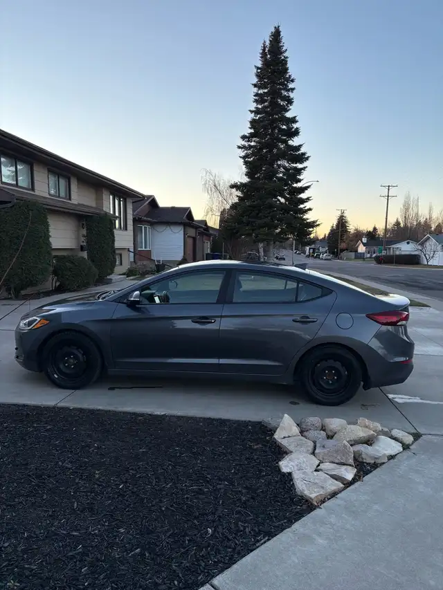 Hyundai Elantra - Photo 4