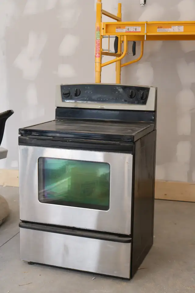 Fridge and Stove - Photo 2