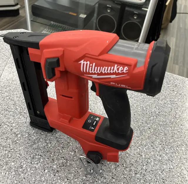 Milwaukee 27492 18V Cordless Crown Stapler - Photo 3