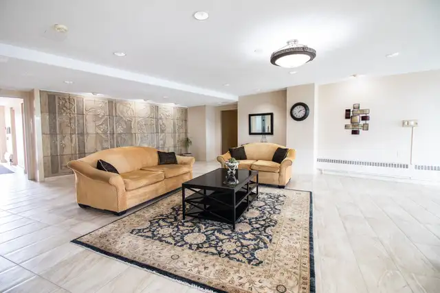 35 Towering Heights Blvd, St. Catharines (301) - 1 Bed   Den - Photo 2
