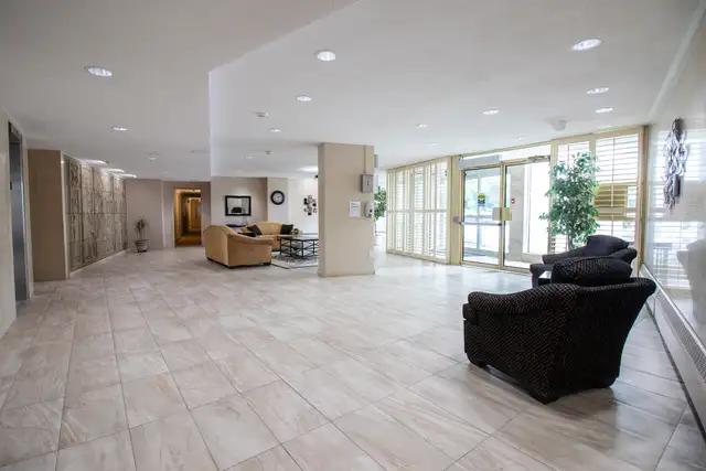 35 Towering Heights Blvd, St. Catharines (301) - 1 Bed   Den - Photo 3