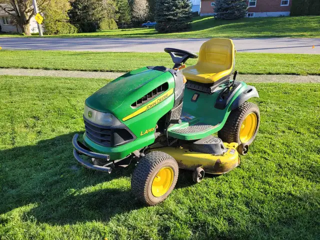 john deere lawn tractor.