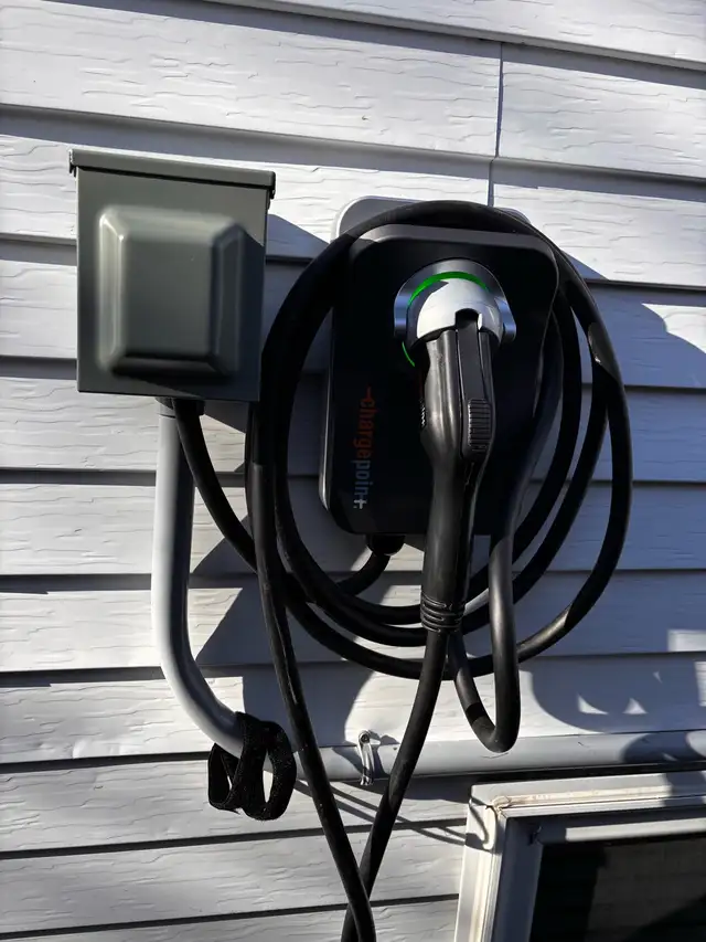 Installation Borne Recharge VÉ — 1 295$ (Subvention 600$ ) - Photo 5