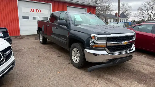 2018 Chev Silverado Crew Cab 4x4 - Photo 3