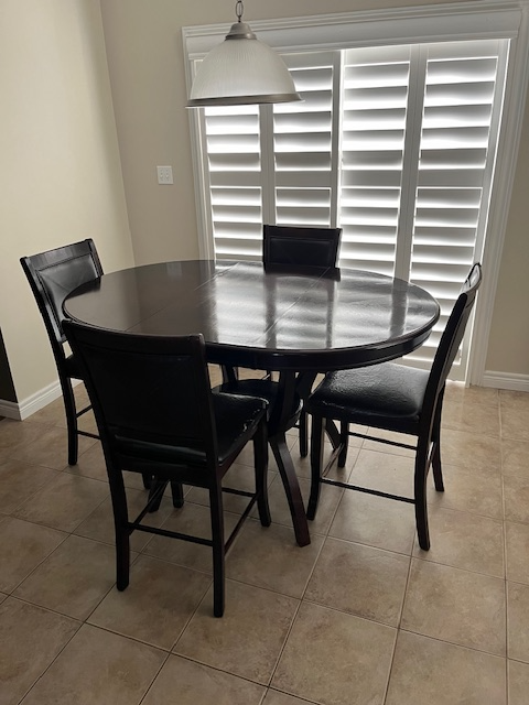Dining Table - Photo 4
