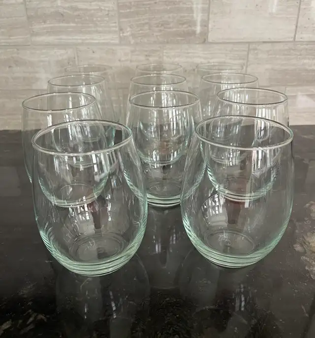 Set of 8 Stemless Wine Glasses – Modern Style – Like New