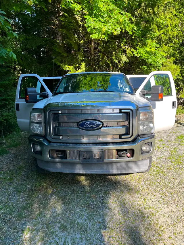 2011 ford f250 XLT super duty crew cab - Photo 2