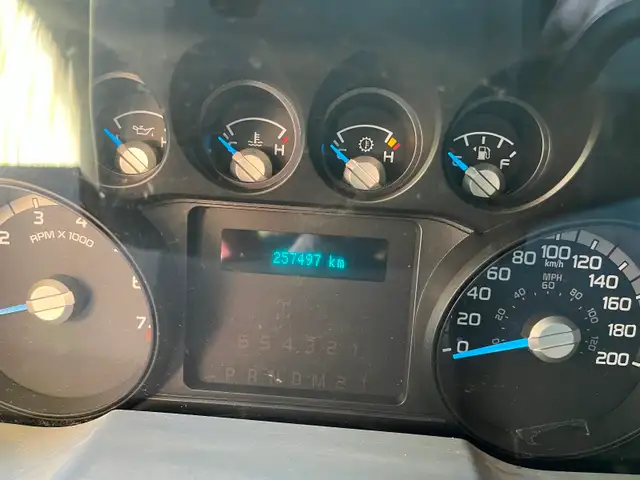2011 ford f250 XLT super duty crew cab - Photo 3