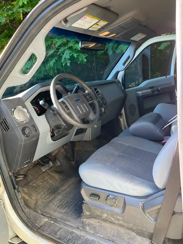 2011 ford f250 XLT super duty crew cab - Photo 4