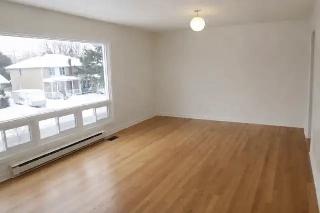 $1950 - 2 Bedroom   Den Immaculate duplex - Heron Park - Photo 2