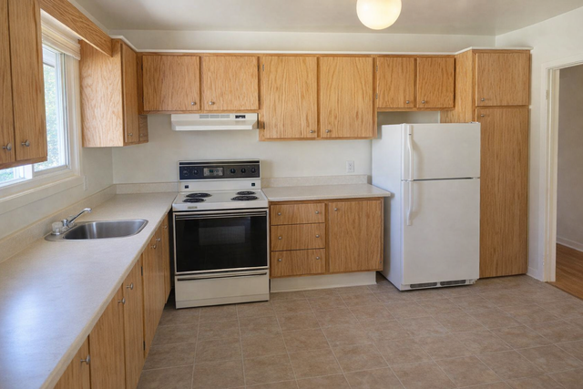 $1950 - 2 Bedroom   Den Immaculate duplex - Heron Park - Photo 3