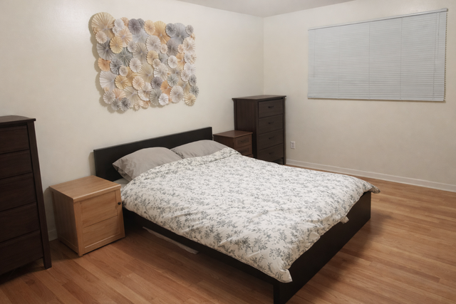 $1950 - 2 Bedroom   Den Immaculate duplex - Heron Park - Photo 4