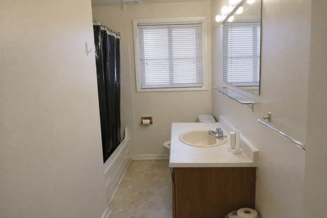 $1950 - 2 Bedroom   Den Immaculate duplex - Heron Park - Photo 6