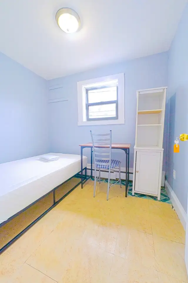 Clean & Quiet Bedroom  – All Utilities Included  (West) - Photo 2