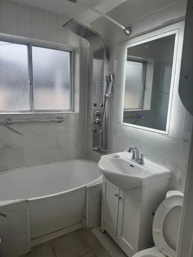 Beautiful 3BR House – Renovated – Kennedy/Eglinton - Photo 2