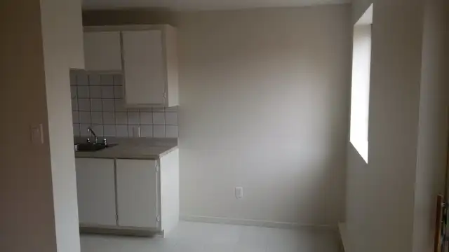 Logement beau 4 1/2 à louer Montréal , tranquille,stationnement - Photo 4