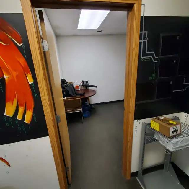 Office Space Inside Computer Shop For Cell/Tablet Repair/Sales - Photo 5