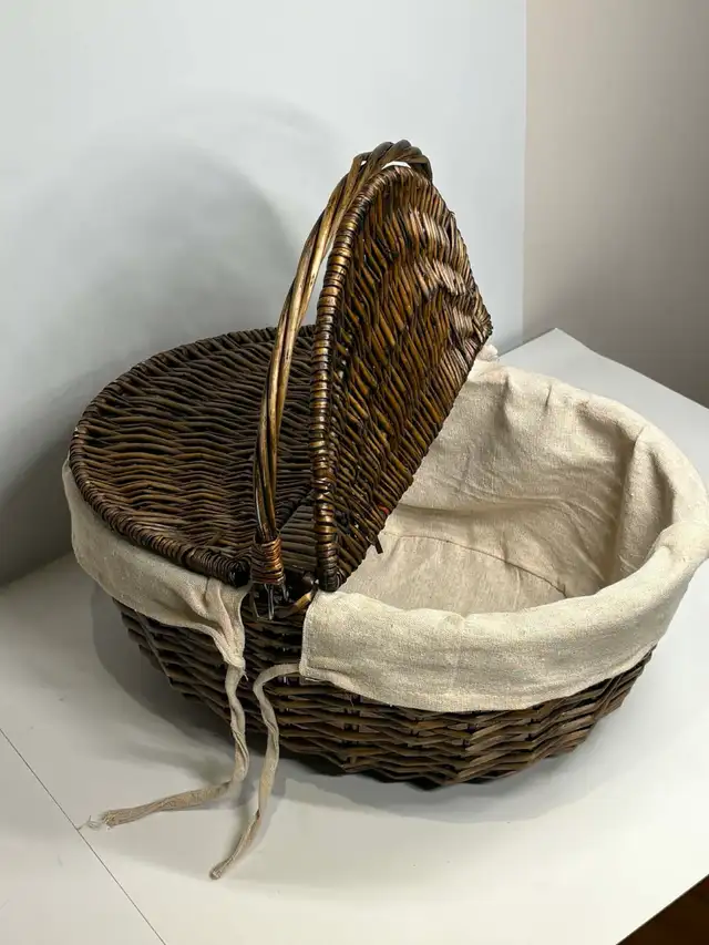 Lovely Woven Picnic Basket w/ Interior Lining - Photo 2