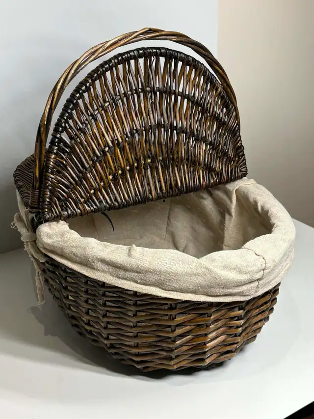 Lovely Woven Picnic Basket w/ Interior Lining - Photo 3