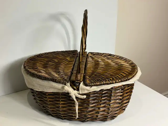 Lovely Woven Picnic Basket w/ Interior Lining - Photo 4