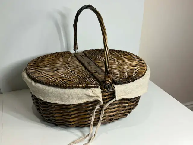 Lovely Woven Picnic Basket w/ Interior Lining - Photo 5