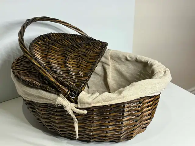Lovely Woven Picnic Basket w/ Interior Lining - Photo 6