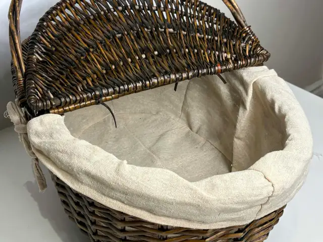Lovely Woven Picnic Basket w/ Interior Lining - Photo 7